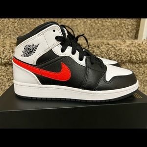 Jordan 1 mid white black chile red size 3.5Y new no lid #430550